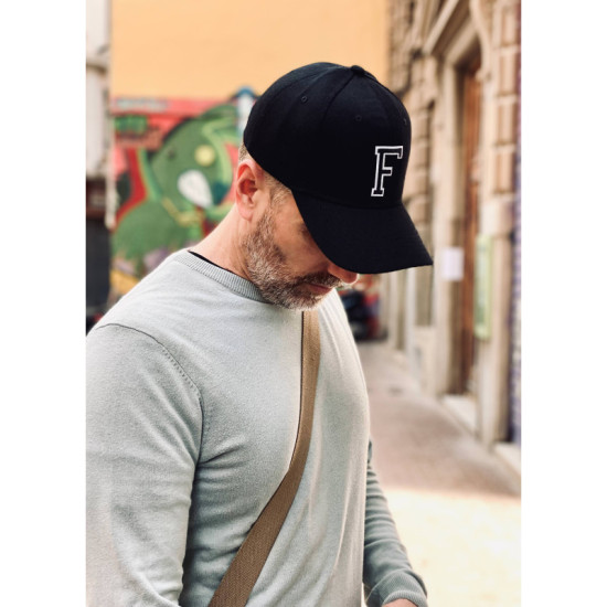 GORRA INICIAL NEGRA