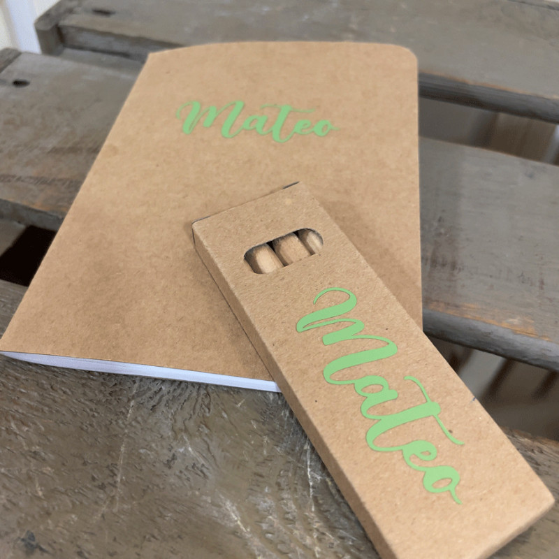 SET LIBRETA PERSONALIZADA Y LÁPICES COLORES