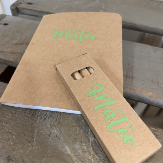 SET LIBRETA PERSONALIZADA Y LÁPICES COLORES