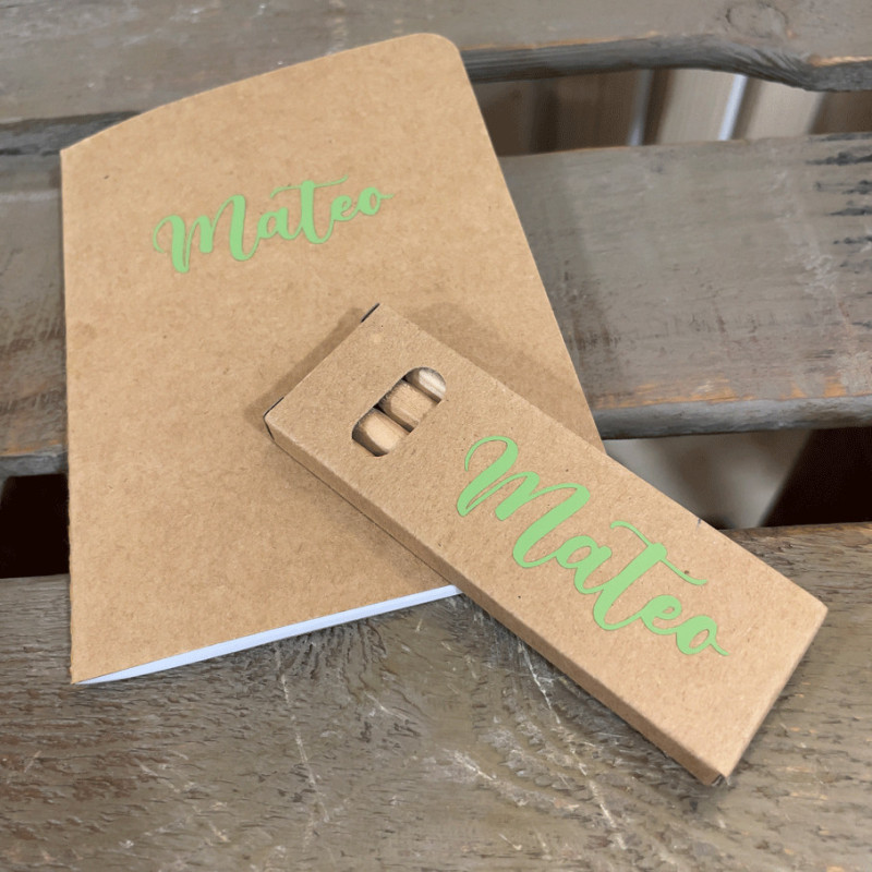 SET LIBRETA PERSONALIZADA Y LÁPICES COLORES