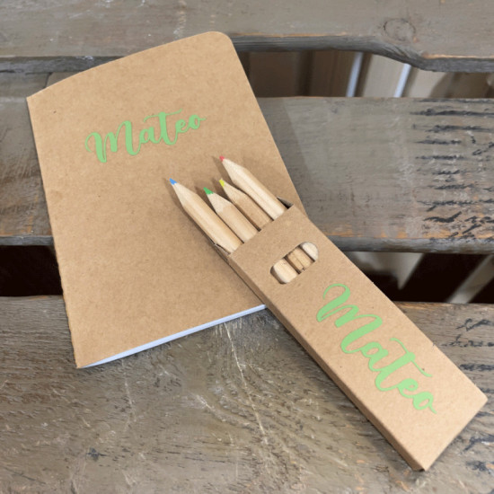 SET LIBRETA PERSONALIZADA Y LÁPICES COLORES
